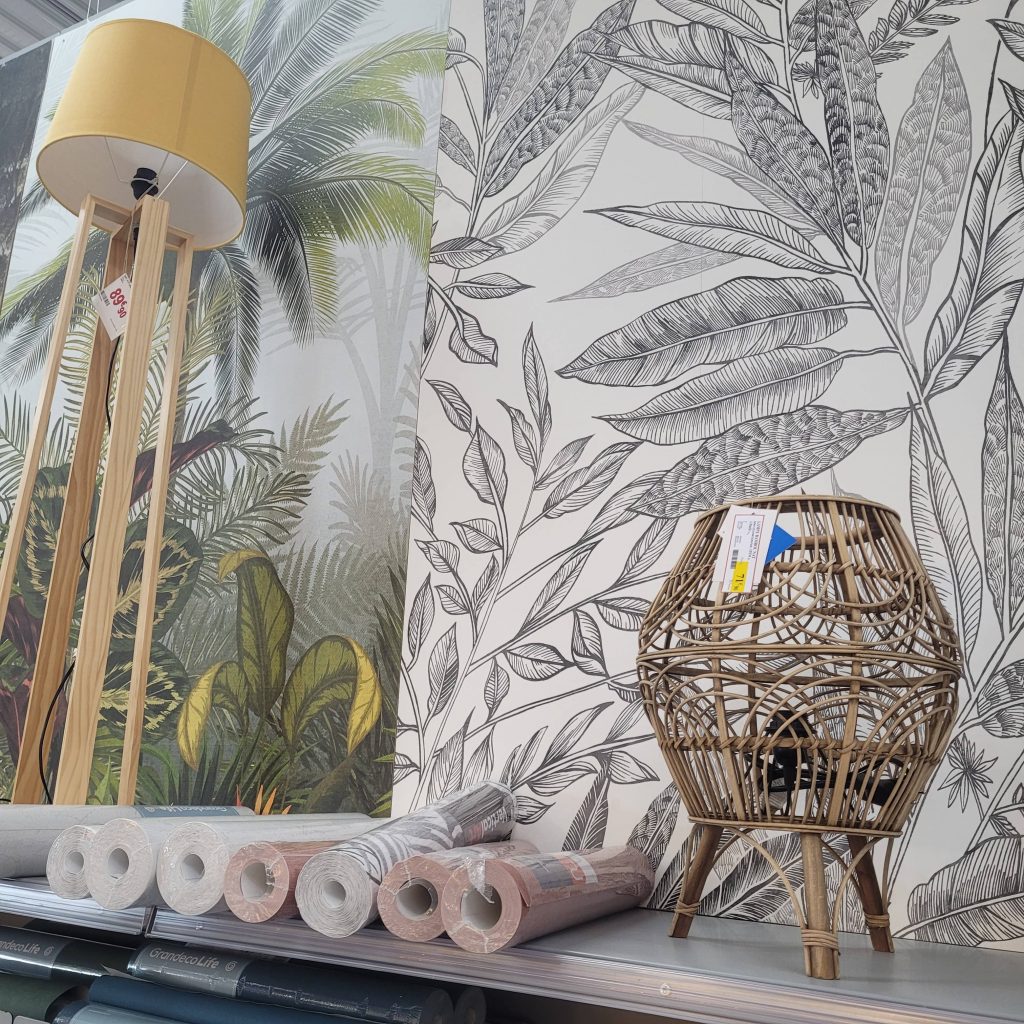 tapisserie jungle avec lampe jaune