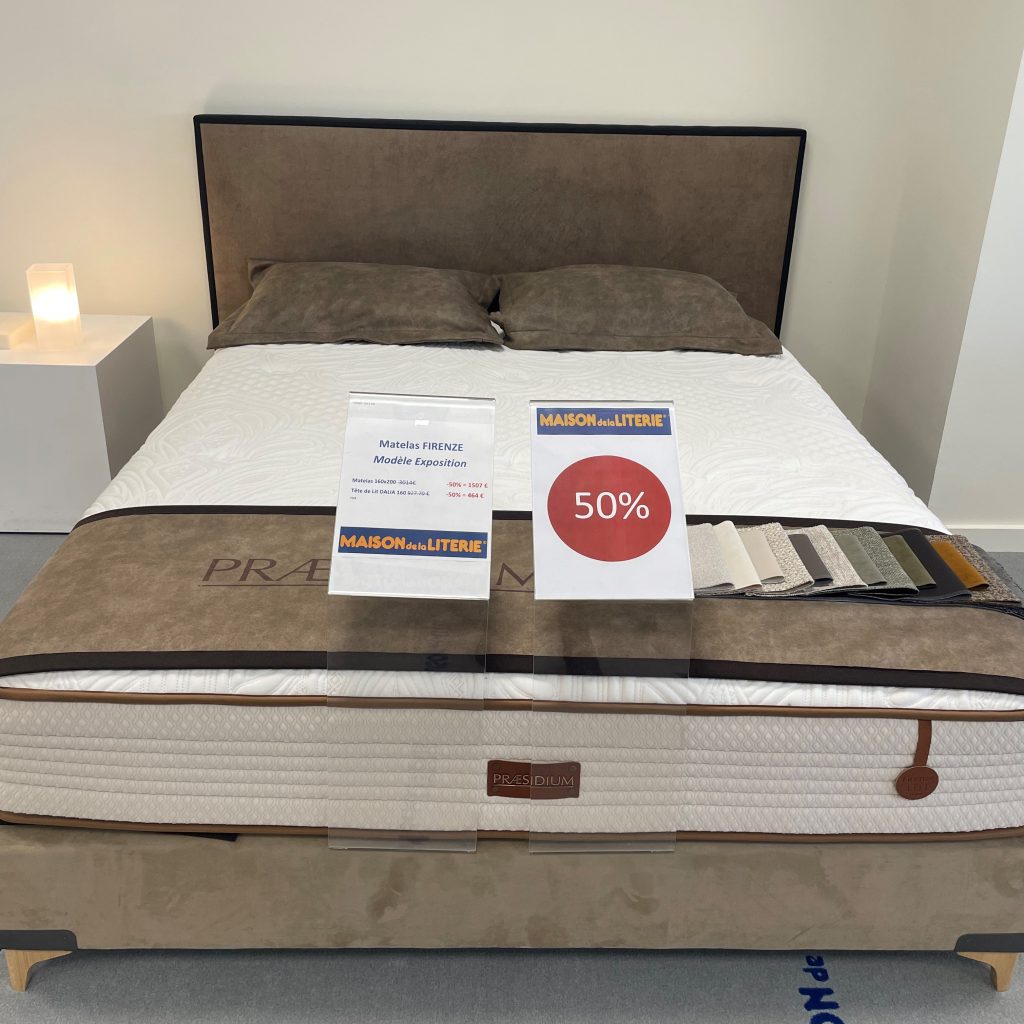 matelas avec tête de lit et oreillers marrons