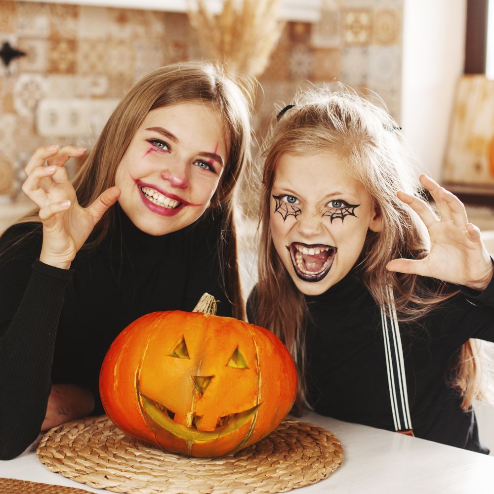 petites filles avec maquillages d'Halloween