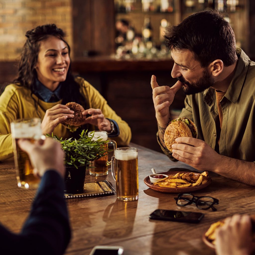 amis qui déguster des burgers